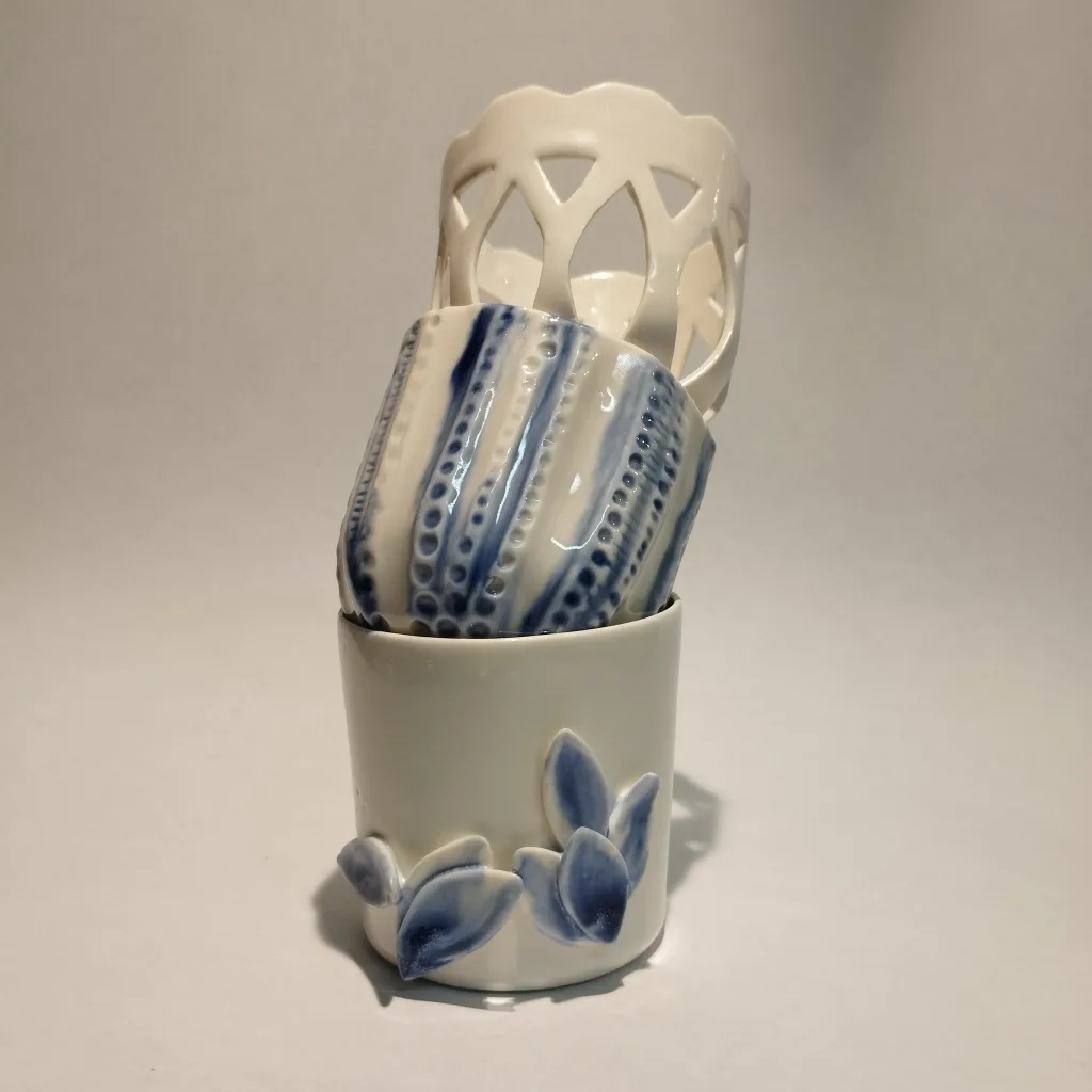 Porcelaine sculptée - émail indigo